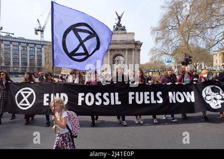 Londres, Royaume-Uni. 10th avril 2022. Les gens ont une bannière qui se lit « End Fossil Fuels Now ». Les militants de la rébellion de l'extinction (XR) se sont rassemblés à Hyde Park et ont défilé dans le centre de Londres, la division de mars en deux et le pont de Lambeth et le pont de Vauxhall ont été bloqués. Plusieurs personnes se sont collées sur la route à la jonction de Vauxhall et plusieurs arrestations ont été effectuées après. Crédit : Dan Pearson/Alamy Live News Banque D'Images