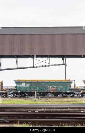 Des voies ferrées rouillées et un wagon couvert de graffiti sont entreposés à côté du terminal de Port Waratah Coal à Carrington, Newcastle, Nouvelle-Galles du Sud, Australie Banque D'Images