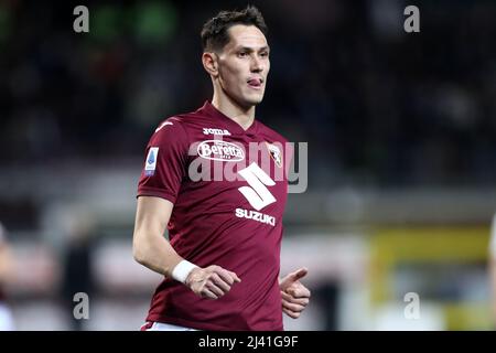 SASA Lukic du Torino FC regarde pendant la série Un match entre le Torino FC et l'AC Milan au Stadio Olimpico le 10 avril 2022 à Turin, Italie. Banque D'Images