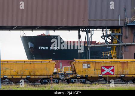 Des wagons et un navire de transport de minerai en vrac nommé FPMC B108, amarrés au terminal de Port Waratah Coal à Carrington, Newcastle, Nouvelle-Galles du Sud, Australie Banque D'Images