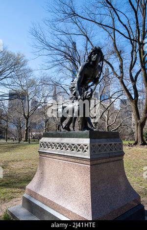 Statue d'Indian Hunter à Central Park à Manhattan New York, États-Unis Banque D'Images