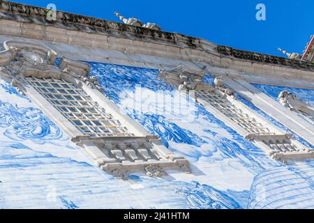 L'église catholique de notre-Dame de Carmo (Igreja do Carmo) montrant une murale carrelée élaborée sur le mur latéral, Porto, Portugal, Europe Banque D'Images