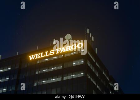 Le logo Wells Fargo est visible au-dessus d'un immeuble de bureaux la nuit, au Canada. Banque D'Images