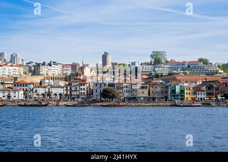Le fleuve Douro avec des caves traditionnelles de Port le long de l'avenue de Diogo Leite, Vila Nova de Gaia, Porto, Portugal, Europe Banque D'Images