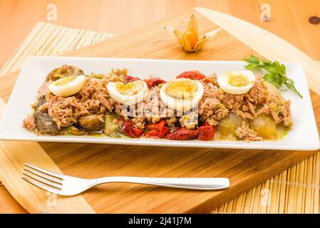 Cuisine espagnole typique, salade de thon mariné. Banque D'Images