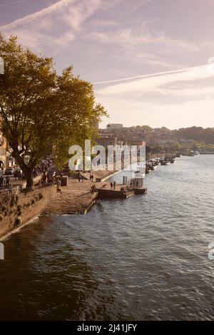 Caves à vin du port et bateaux amarrés le long du fleuve Douro à Dusk, Vila Nova de Gaia, Porto, Portugal, Europe Banque D'Images