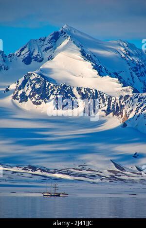 Bateau d'expédition, montagnes enneigées, OSCAR II Land, Arctique, Spitsbergen, Svalbard, Norvège, Europe Banque D'Images