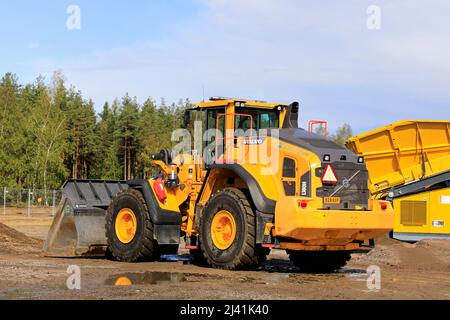 La chargeuse sur pneus Volvo L180H est en train d'effectuer des opérations de terrassement sur Maxpo 2019. Hyvinkaa, Finlande. 6 septembre 2019. Banque D'Images