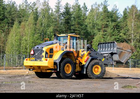 La chargeuse sur pneus Volvo L180H est en train d'effectuer des opérations de terrassement sur Maxpo 2019. Hyvinkaa, Finlande. 6 septembre 2019. Banque D'Images