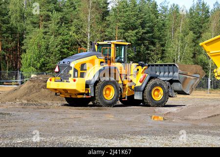 La chargeuse sur pneus Volvo L180H est en train d'effectuer des opérations de terrassement sur Maxpo 2019. Hyvinkaa, Finlande. 6 septembre 2019. Banque D'Images