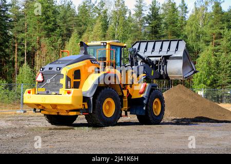 La chargeuse sur pneus Volvo L180H est en train d'effectuer des opérations de terrassement sur Maxpo 2019. Hyvinkaa, Finlande. 6 septembre 2019. Banque D'Images