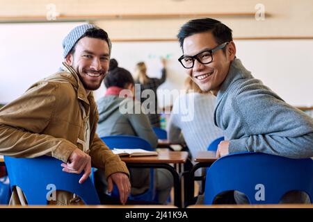 Étaient là pour apprendre. Portrait de deux jeunes étudiants d'université de sexe masculin assis en classe pendant une conférence. Banque D'Images