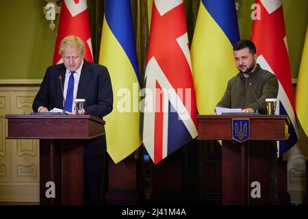 KIEV, UKRAINE - 09 avril 2022 - le Premier ministre britannique Boris Johnson rencontre le président ukrainien Volodymyr Zelensky lors d'une visite surprise à la guerre Banque D'Images
