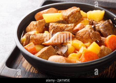 Porc Menudo est un type de ragoût philippin cuit avec de la viande de porc, du foie et des légumes dans l'assiette sur la table. Horizontale Banque D'Images