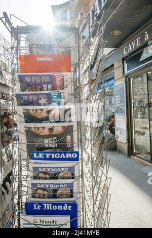 Paris, France - 11 avril : stand avec les journaux français nad internationaux mettant en vedette Emmanuel Macron, Marine le Pen un jour après le premier tour de l'élection présidentielle française du 10 2022 avril Banque D'Images