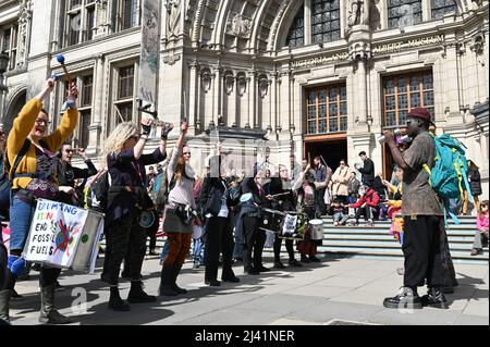 Londres, Royaume-Uni. 11 avril 2022. Extinction Rebellion extension à South Kensington. Les supporters défilés dans la rue. Credit: Andrea Domeniconi/Alay Live News Banque D'Images