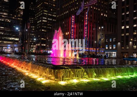 Christmas ball Fountain et radio City Music Hall la nuit à Manhattan New York, Etats-Unis Banque D'Images
