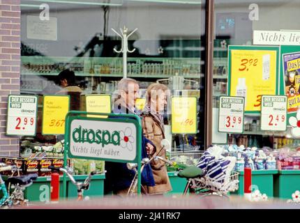 Erika Wildau, Tochter von Erich Honecker aus dessen erster EHE, beim Einkauf, Deutschland, UM 1994. Banque D'Images