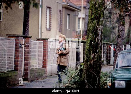 Erika Wildau, Tochter von Erich Honecker aus dessen erster EHE, BEI der Rückkehr vom Einkauf, Deutschland UM 1994. Banque D'Images