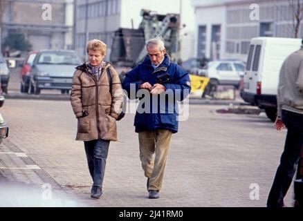 Erka Wildau, Tochter von Erich Honecker aus dessen erster EHE, mit Begleitung auf dem Weg zum Einkauf, Deutschland 1994. Banque D'Images
