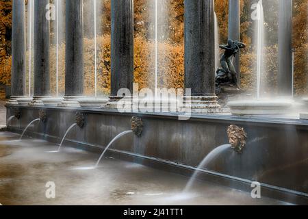 PETERHOF, ST. PETERSBOURG, RUSSIE - 02 OCTOBRE 2021 : cascade de la fontaine du lion avec des mascarons en été indien. Patrimoine mondial de l'UNESCO. Architecture o Banque D'Images