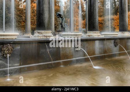 PETERHOF, ST. PETERSBOURG, RUSSIE - 02 OCTOBRE 2021 : cascade de la fontaine du lion avec des mascarons et une statue de nymphe en été indien. Patrimoine mondial de l'UNESCO Banque D'Images