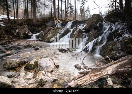 Petite chute d'eau hiver Alpes bavaroises Schliersee Allemagne. Photo de haute qualité Banque D'Images