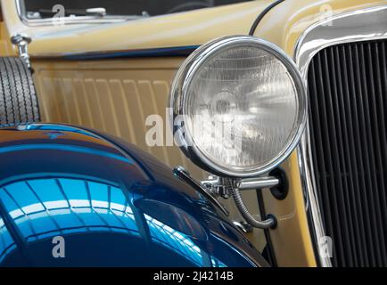 Vue rapprochée/détaillée d'une voiture d'époque en bleu-beige Banque D'Images