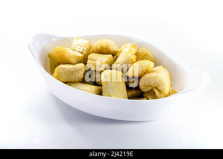 Portion de manioc frit dans un bol en verre blanc, cuisine brésilienne typique, racine de manioc frit servie chaude Banque D'Images