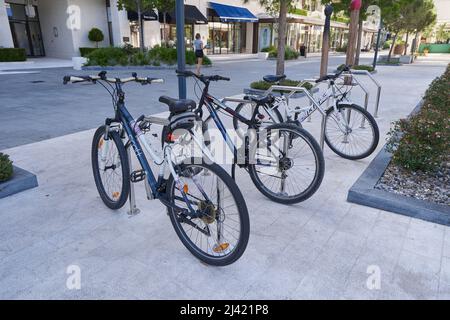 TIVAT, MONTÉNÉGRO - 15 JUILLET 2021 : parking pour vélos dans un quartier résidentiel de luxe moderne Banque D'Images
