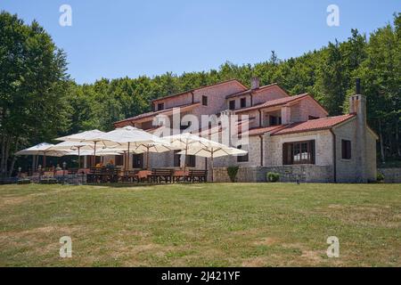 CETINJE, MONTÉNÉGRO - 23 JUILLET 2021: Hôtel de campagne Ivanov Konak en pierre près de la forêt Banque D'Images