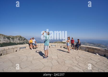 CETINJE, MONTÉNÉGRO - 23 JUILLET 2021 : les touristes prennent des photos dans les montagnes du parc national de Lovcen Banque D'Images