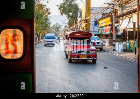 D'un morceau Taew à l'autre comme je me suis assis dans le dos faire cette photo, les rues de Chiang Mai. Signature transport à Chiang Mai. Banque D'Images