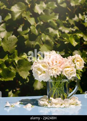 Un petit bouquet de fleurs dans un cercle transparent. Un jour d'été. Banque D'Images