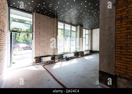 Grande chambre spacieuse, éclairée par la lumière naturelle des fenêtres, espace intérieur vide Banque D'Images