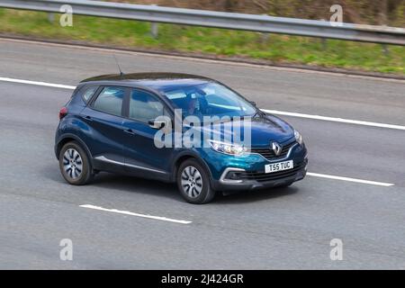 2019 bleu Renault Captur GT Line TCE 898cc essence 5 rapports manuel ; conduite sur l'autoroute M61 Royaume-Uni Banque D'Images