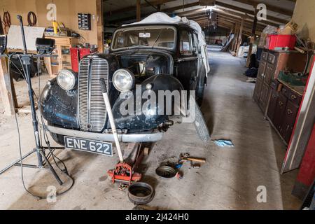 A 1937 Hillman Minxin le processus de restauration est mis au cric pour que le système de freinage avant fonctionne. Banque D'Images