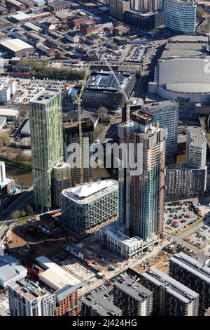 Vue aérienne d'un nouveau développement dans la région de Greengate dans le centre-ville de Manchester, au sud du périphérique A6042 et à l'ouest du Rover Irwell Banque D'Images