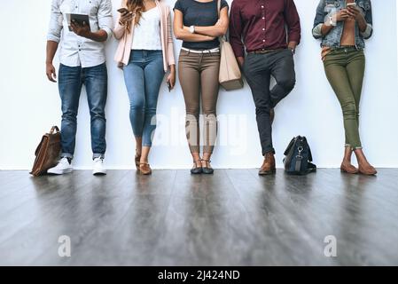 En attendant leur chance. Photo d'un groupe de personnes diverses qui attendent d'être interviewées. Banque D'Images