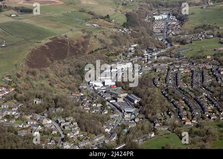 Vue aérienne en regardant vers le nord sur la route B6238 à Waterfoot, Rossendale, Lancashire Banque D'Images
