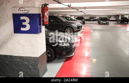 LES PLUS GRANDES STATIONS DE CHARGE DE VÉHICULES ÉLECTRIQUES S'OUVRENT À PARIS Banque D'Images