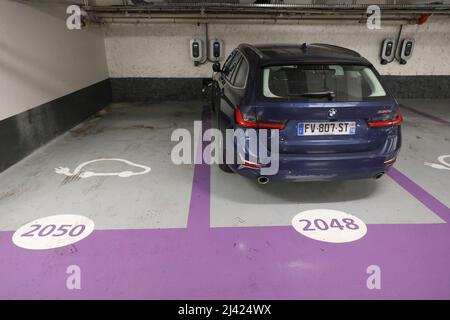 LES PLUS GRANDES STATIONS DE CHARGE DE VÉHICULES ÉLECTRIQUES S'OUVRENT À PARIS Banque D'Images