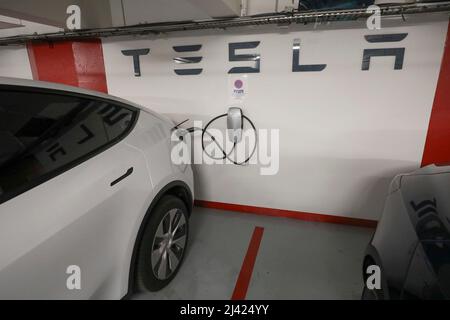 LES PLUS GRANDES STATIONS DE CHARGE DE VÉHICULES ÉLECTRIQUES S'OUVRENT À PARIS Banque D'Images