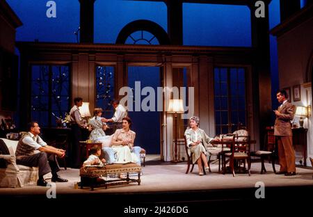 Front, l-r: John Quayle (David Farrelly), Susan Engel (Sara Muller), Peggy Ashcroft (Fanny Farrelly), Sandor Eles (Teck de Brancovis) en MONTRE SUR LE RHIN par Lillian Hellman au Lyttelton Theatre, National Theatre (NT), Londres SE1 16/09/1980 ensemble Design: Jessica Dillien Peaken: Mike Tucken Leonard Dillier réalisateur Banque D'Images