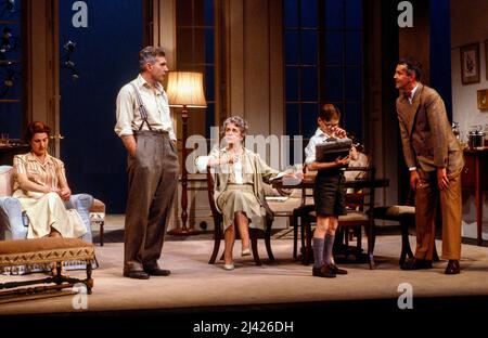 l-r: Susan Engel (Sara Müller), David Burke (Kurt Muller), Peggy Ashcroft (Fanny Farrelly), Timothy Breeze (Bodo Müller), Sandor Eles (Teck de Brancovis) en MONTRE SUR LE RHIN par Lillian Hellman au Lyttelton Theatre, National Theatre (NT), Londres SE1 16/09/1980 costumes d'éclairage: Jessica Eileen Dilling: Leonard Tucker directeur: Mike Ockrent Banque D'Images