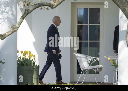 Washington, États-Unis. 11th avril 2022. Le président des États-Unis Joe Biden revient à la Maison Blanche à Washington, DC après un voyage d'un week-end à Wilmington, Delaware, le lundi 11 avril 2022. Photo de Chris Kleponis/UPI crédit: UPI/Alay Live News Banque D'Images