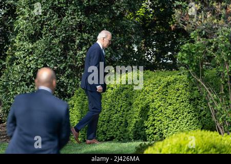 Washington, États-Unis d'Amérique. 11th avril 2022. Le président des États-Unis Joe Biden revient à la Maison Blanche à Washington, DC après un voyage d'un week-end à Wilmington, EN, DU 11 avril 2022. Crédit: Chris Kleponis/Pool/Sipa USA crédit: SIPA USA/Alay Live News Banque D'Images