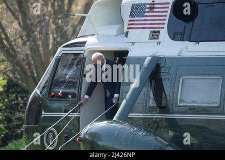 Washington, États-Unis d'Amérique. 11th avril 2022. Le président des États-Unis Joe Biden revient à la Maison Blanche à Washington, DC après un voyage d'un week-end à Wilmington, EN, DU 11 avril 2022. Crédit: Chris Kleponis/Pool/Sipa USA crédit: SIPA USA/Alay Live News Banque D'Images