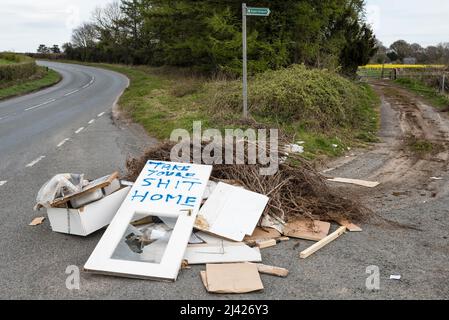 Les habitants de la région expriment leur colère face au déversement illégal de déchets sur une voie de campagne tranquille à Herefordshire, au Royaume-Uni, le jour où le gouvernement annonce une nouvelle répression contre le basculement à la volée Banque D'Images