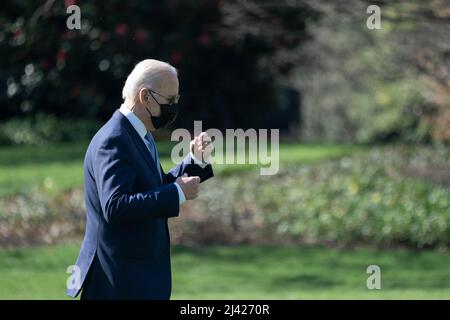 Washington, États-Unis d'Amérique. 11th avril 2022. Le président des États-Unis Joe Biden revient à la Maison Blanche à Washington, DC après un voyage d'un week-end à Wilmington, EN, DU 11 avril 2022. Crédit: Chris Kleponis/Pool/Sipa USA crédit: SIPA USA/Alay Live News Banque D'Images